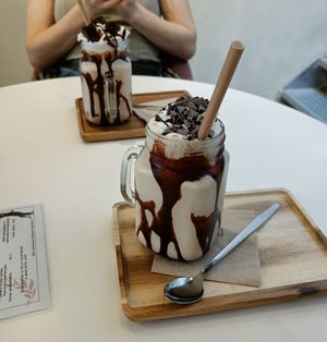 Stay awake and choc shake at Catberry in Ghent