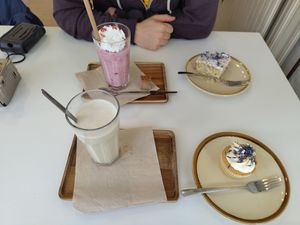Aardbeienmilkshake, witte chocolademelk, vanille cupcake, en een stukje lemon-poppyseed cake at Catberry in Ghent
