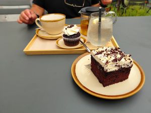 Chocolate cake and chocolate cupcake at Catberry in Ghent