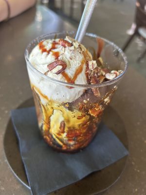 Sundae, GV/VG
11.80€
Chocolade, hazelnoot & vanille ijs, gezouten dadelkaramel, pecannoten.  at Bertmans - Karel Doormanstraat in Rotterdam