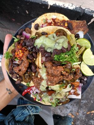 Tacos riquísimos. Puse todo encima 😋 at Gracias Madre in Mexico City