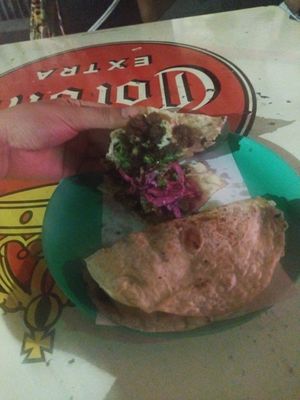 Gringa de suadero, buenísima.  Una disculpa la calidad es que ya estaba obscuro:( at Gracias Madre in Mexico City