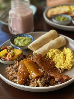 Power Breakfast y smoothie at Drift Bar in Santa Teresa