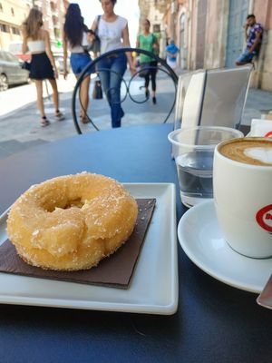 Ciambella farcita con crema at Sweet Coffee Beans in Bari
