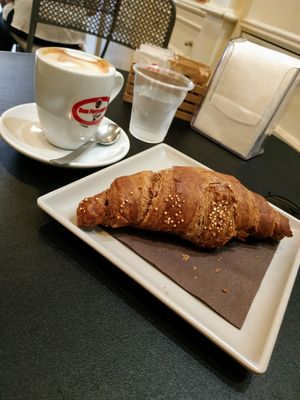 Cornetto integrale riso venere con crema veg at Sweet Coffee Beans in Bari