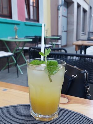 Homemade mango lemonade at YEnat Restaurant in Mannheim