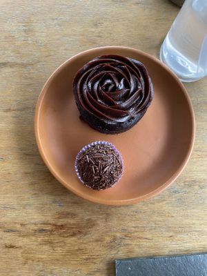 Bolo de chocolate e brigadeiro  at Casa de Nara in Joao Pessoa