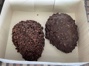 Ovos de Páscoa: truffle de avelã (em cima) crocante de arroz com creme de limão dentro (em baixo) at Casa de Nara in Joao Pessoa