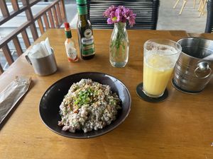 Prato principal com suco de caju  at Casa de Nara in Joao Pessoa