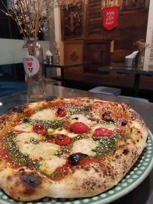 Realmente todo lo que hemos probado es riquísimo. Encontrar en nuestras vacaciones un espacio en donde no tengas que pedir "pizza sin queso" y que esto además se torne un problem at Casa de Nara in Joao Pessoa