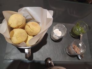 Desde que soy vegana que no había tenido la oportunidad de volver a comer Chipa. Son realmente muy sabrosos al igual que los acompañamientos. Pero lo que más me gustó es la con at Casa de Nara in Joao Pessoa
