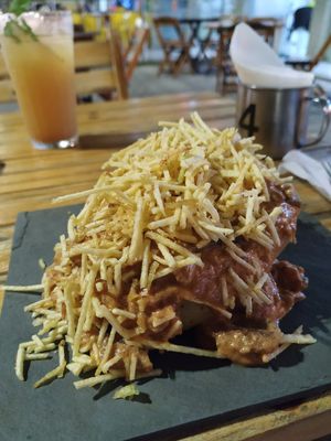 Papá rellena de strogonoff, Ideal para compartir junto a una mini burger! at Casa de Nara in Joao Pessoa