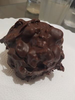 Para los que conocen el Ferrero Rocher, o lo probaron antes de ser veganos, este Brigadeiro le gana!!! QUIERO LLEVARME EN LA VALIJA MUCHOS! Lo voy a extrañar! at Casa de Nara in Joao Pessoa