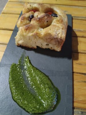Focaccia, 🙌🙌🙌🙌💃🏼 no solo la probamos un día y nos encantó, si no que al otro fuimos a cenar otra cosa y pedimos para llevarnos y tener de almuerzo otro de estos at Casa de Nara in Joao Pessoa