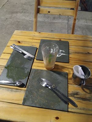 Esta foto demuestra que realmente nos gustó TODO! Pero lo que voy a destacar en este posteo es el lugar. La atención es excelente, llegar y ver los mensajes que hay a favor de lo at Casa de Nara in Joao Pessoa