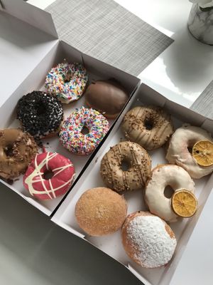 Beignes vegan : glacé à la vanille avec sprinkles, biscuits et crème, café praliné et cocktail à l’orange  at Beiko in Quebec