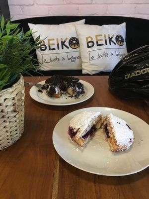 Beigne Oreo (classique) et aux Bleuets (Sélection du moment) at Beiko in Quebec