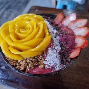 Bom Dia 2.0 ( açaí, mixed berries, banana, mango and passion fruit) in my case was no banana, no passion fruit, granola, coconut, cacao nibs at SHAKA - Cebu in Moalboal
