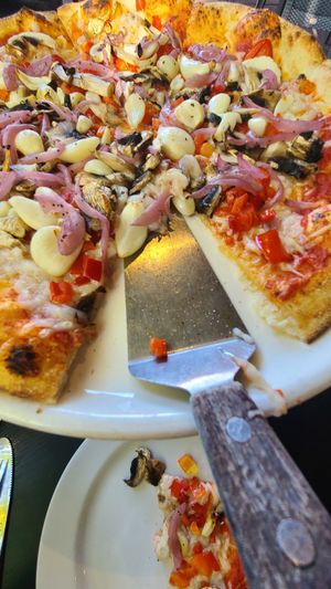 Veggie pizza with vegan cheese and garlic at Sedona Pizza & Pasta Company in Sedona