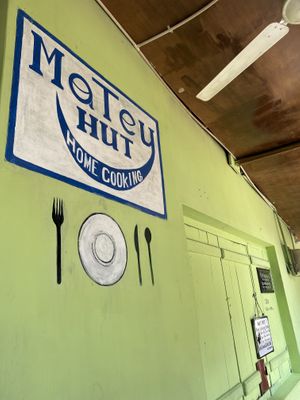 Tucked away up a small hill near the arch entrance to the town of Ella  at Matey Hut in Ella