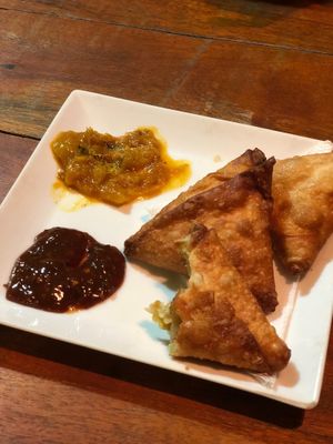 Samosas with mango and chilli chutney at Matey Hut in Ella