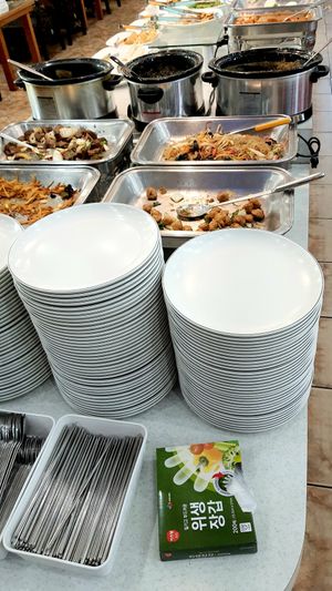 get your plate, silverware and gloves here #Veganuary at Tteul Ahn Chae in Suwon