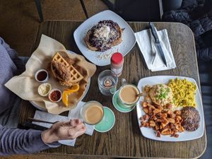 Bastante comida, bonito e saboroso at Victoria Bar in Portland