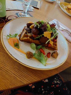 Vegan wafel met hummus, falafel en gegrilde groenten at Slot Oostende in Goes