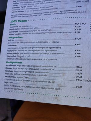 Keuze tussen veganized snacks (kipburger, kroketten) en Tasty healthy food (rode biet Carpaccio en groentespies goedgekeurd) at Slot Oostende in Goes