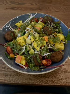 Vegan salad with falafel at Slot Oostende in Goes