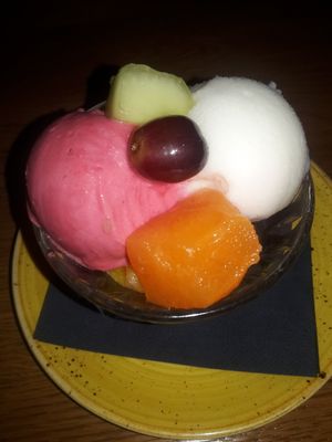 Sorbetijs met vers fruit at Slot Oostende in Goes