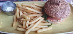 Avocadoburger, vegan mayo, fries. at Slot Oostende in Goes