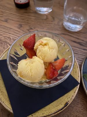Mango sorbet with fresh strawberries at Slot Oostende in Goes