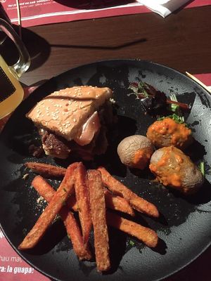 Burger mit Süßkartoffel-Pommes und Patatas Bravas at La Tasca in Saarlouis