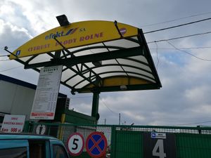 Middle enterance to the complex at Kompleks Handlowy Rybitwy in Krakow