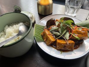 Pad ma kua toa hi - Vegan wok van aubergine, Tofu, knoflook, Chili en Thaise zoete basilicum  at Kin Khao in Ghent