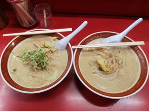 Left with green onions and right without green onions at Tokkyu Ramen in Kyoto
