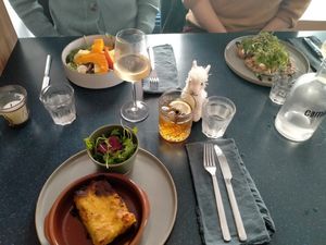 Toast, salade pompoen, vegan shaperds pie at Camion in Antwerpen