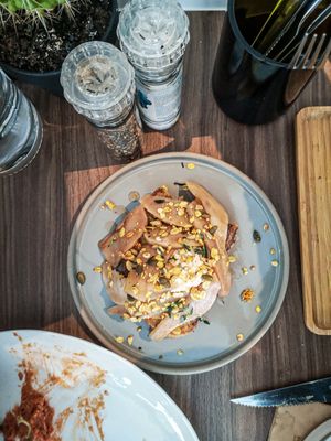 Gestoofde peren met ricotta van macadamianoten at Camion in Antwerpen