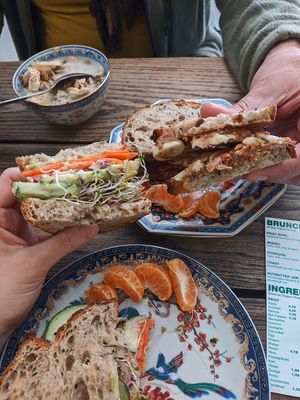 Sandwiches und Porridge at Carbon Fresh in London