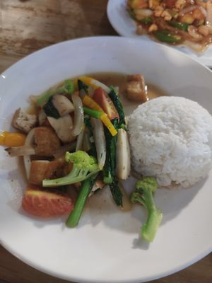 Fried tofu with vegetables at Bar How in Huay Xai