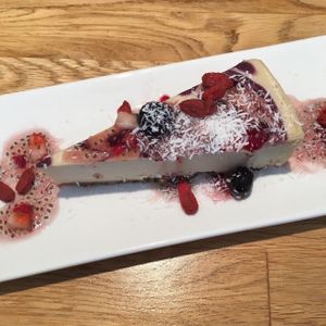 Gâteau faux-mage aux bleuets at Crudessence - Rachel in Montreal