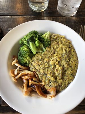 mac & cheese (with champignons instead of tofu)  at Coffee Stains in Pai