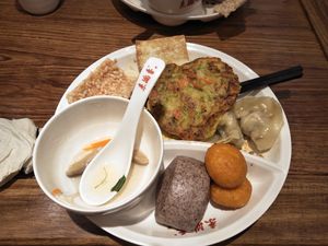 Dumplings, vegetable pancake, taro balls. at Sù Mǎn Xiāng 素满香 - Daxing in Shanghai