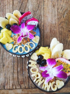 Blue mermaid and chocolate protein bowl 💙🌴🧜🏻‍♀️ at Beach Coconuts Bowls in Koh Phangan