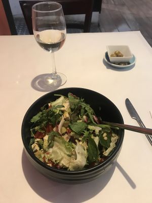 Ensalada Japonesa con tofu, aguacate, pepino y piñones  at La Fàbrica in Vilafranca Del Penedes