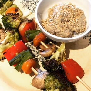 Brochetas de verduras y hummus casero at Boh in Bellver-de-cerdanya