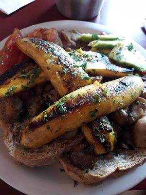 Desayuno completo vegano (mushrooms, grilled bananas, whole wheat bread, beans, tomato, pepper, avocado) at Botanique Cafe in Curitiba
