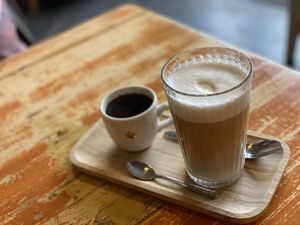 Latte Macchiato met havermelk en een gewone koffie  at Het Lokaal in Amersfoort