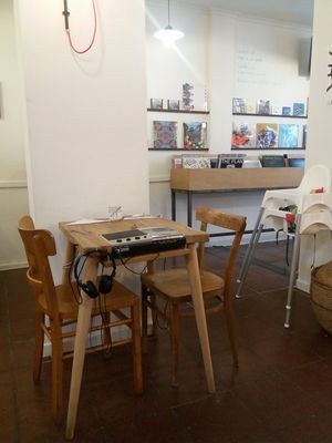 Table with build in tape player + choice of vinyls and tapes to listen to during dinner or just to enjoy :) at Super Fourchette in Brussels